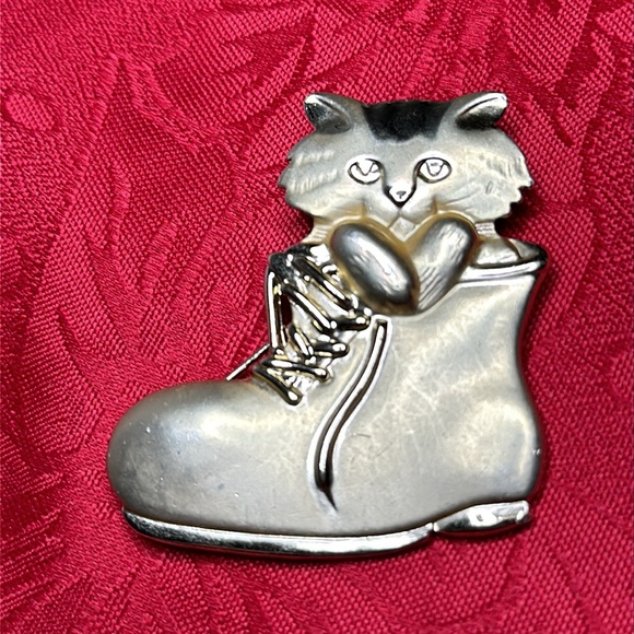 β€οΈHOST PICKβ€οΈ Vintage Gold Cat In Boot Big Brooch - Picture 3 of 10